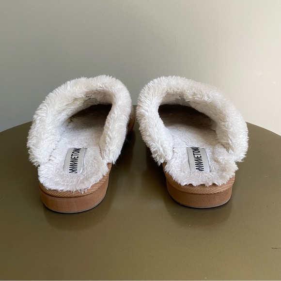 Minnetonka Shar Beige Suede Cream Fur Trim Rubber Sole Slippers Womens Size 6 - Picture 6 of 8